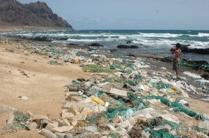 Ilha de plástico na praia dos Achados na ilha de Santa Luzia em Cabo Verde.