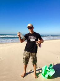 Garrafas de água de plástico poluem as nossas praias